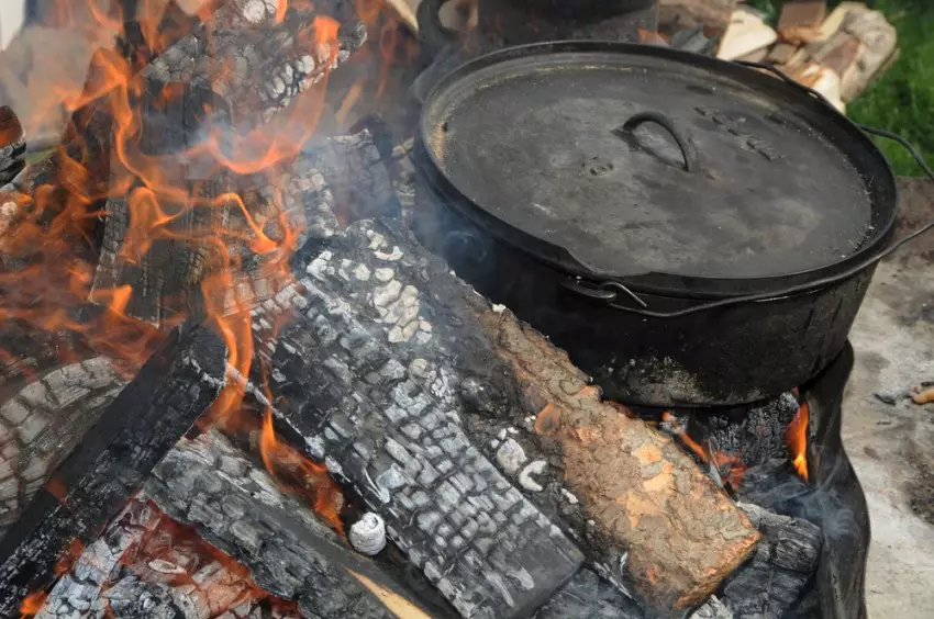Campfire cooking methods for off-grid survival situations